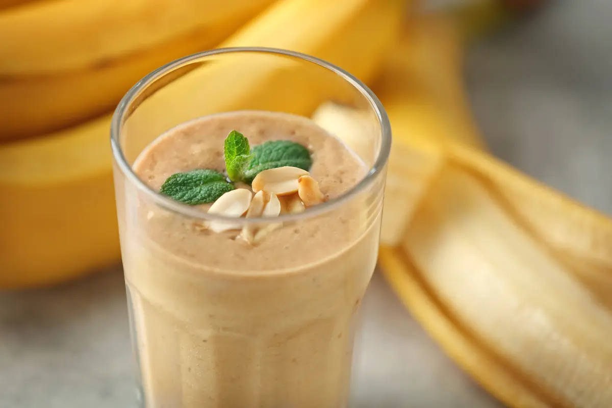 Descubra os benefícios do smoothie de banana, aprenda receitas deliciosas e receba dicas para preparar um smoothie perfeito para o seu dia a dia.