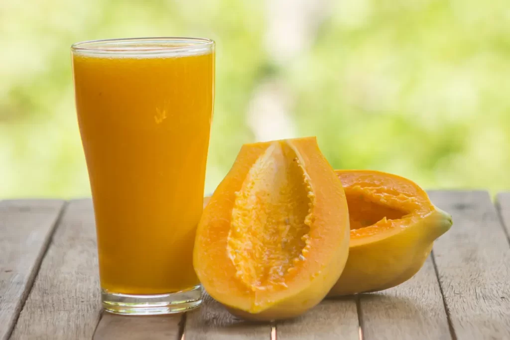 Conheça os benefícios do suco de mamão para a saúde, aprenda como fazer deliciosas receitas e descubra curiosidades sobre essa fruta tropical.