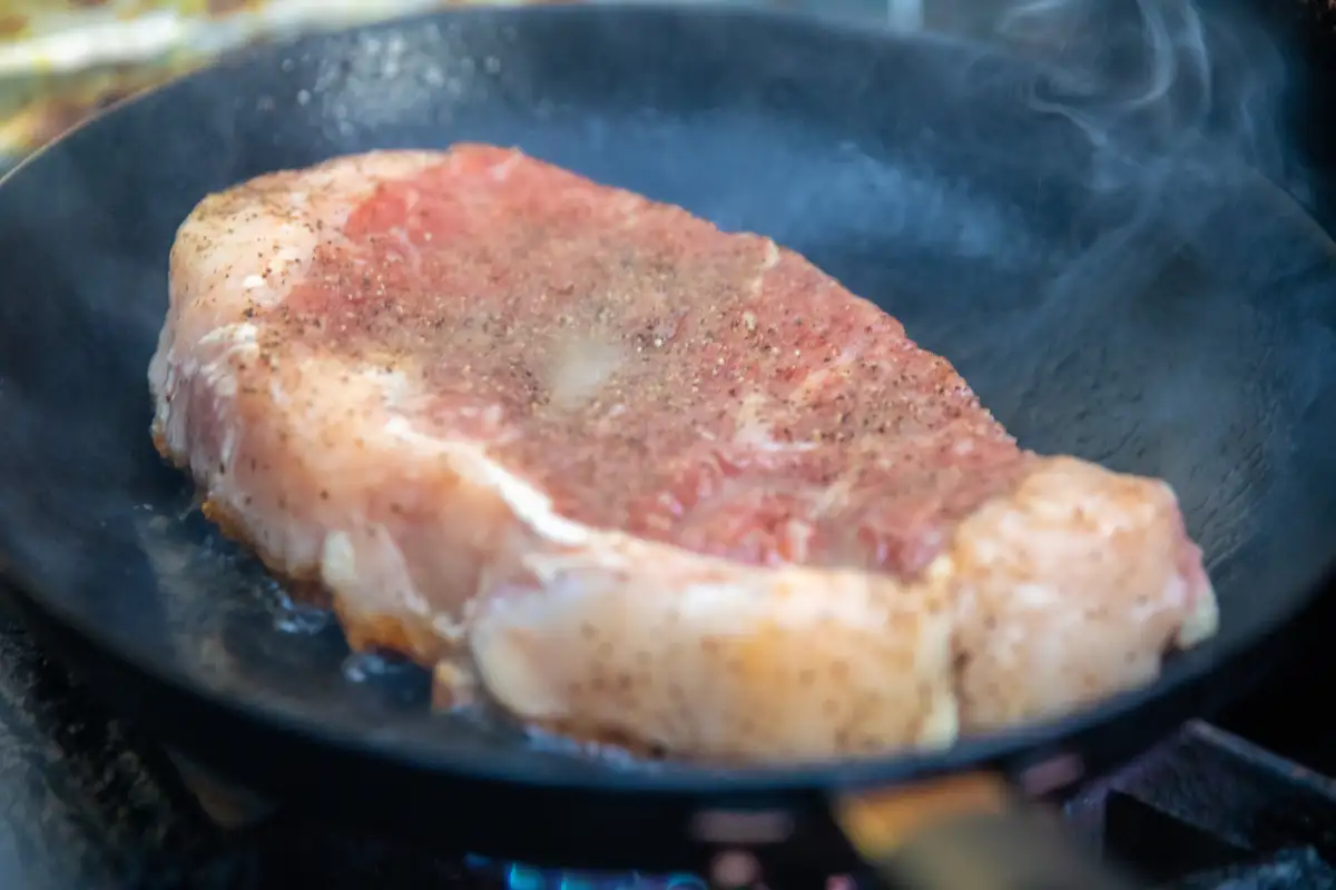 Aprenda como fazer bife na panela de pressão, um prato suculento e rápido de preparar. A receita de bife na panela de pressão é perfeito para um almoço ou jantar em família.