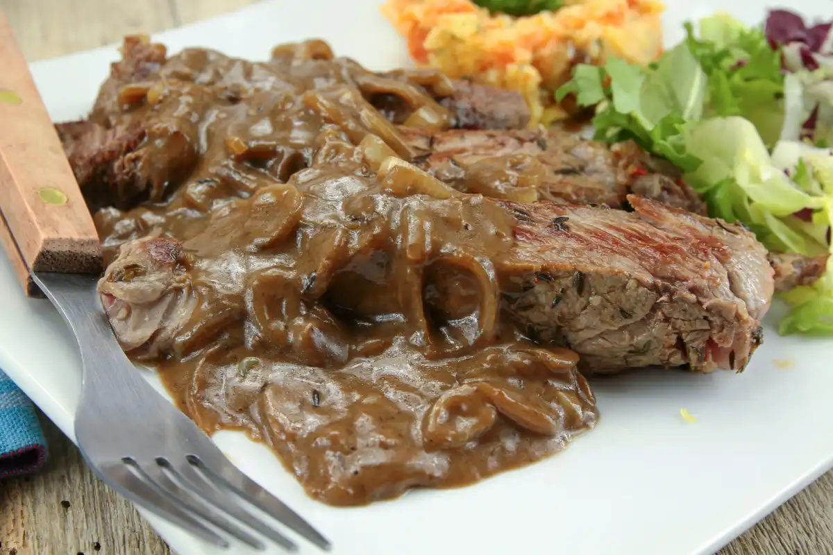 Aprenda como fazer bife na panela de pressão, um prato suculento e rápido de preparar. A receita de bife na panela de pressão é perfeito para um almoço ou jantar em família.