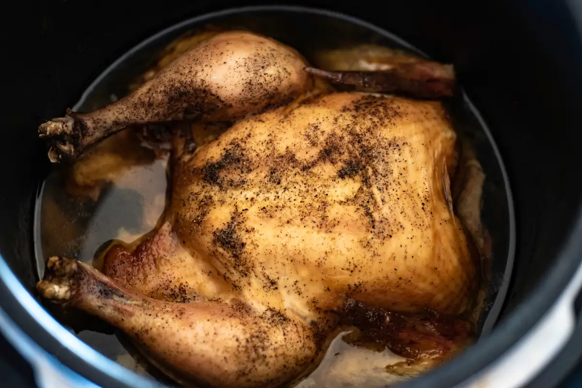 Aprenda a preparar um frango assado na panela de pressão de dar água na boca, pronto em minutos! Descubra os melhores segredos para fazer essa receita e as ocasiões ideais para saborear este prato irresistível.