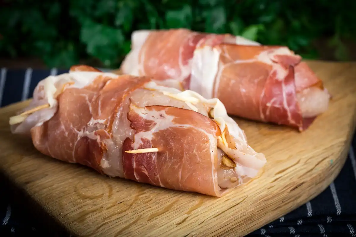 Descubra o segredo por trás da receita irresistível de medalhão de frango com bacon. Explore maneiras criativas de elevar o sabor e a crocância desse prato clássico. Além disso, conheça os molhos que harmonizam perfeitamente com o medalhão de frango com bacon. 