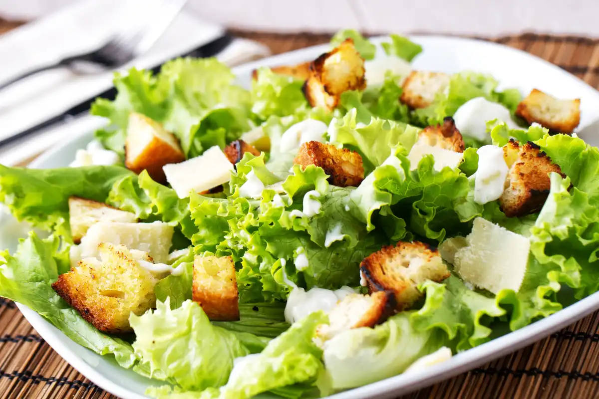 Descubra os segredos por trás da clássica Salada Caesar. Desvende os motivos que tornam essa receita tão amada na gastronomia, além de explorar seus benefícios e valor nutricional.