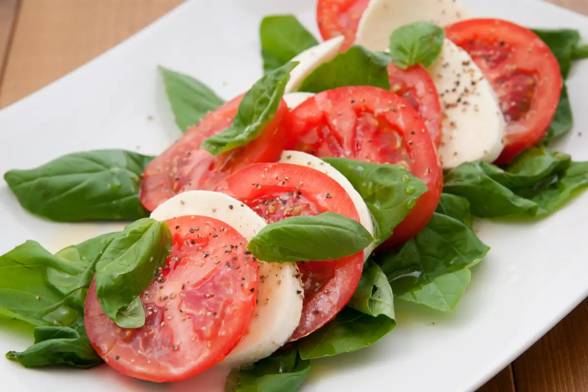 Aprenda a preparar a clássica salada Caprese, um ícone da culinária italiana que conquistou paladares ao redor do mundo com sua simplicidade e sabor incomparáveis. Explore 6 maneiras criativas de montar esta delícia, descubra seus benefícios nutricionais e os acompanhamentos que melhor combinam com a receita.