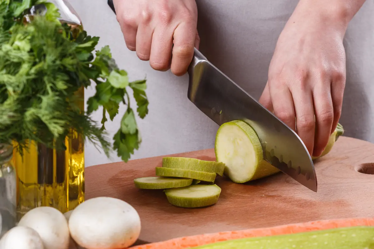 Aprenda a preparar uma deliciosa salada de abobrinha com as preciosas dicas dos melhores chefs de cozinha. Descubra os benefícios e o valor nutricional deste prato incrivelmente saboroso e saudável.