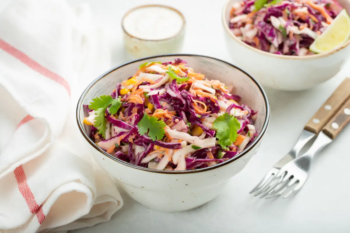 Aprenda a preparar uma deliciosa salada de repolho com maionese. Descubra 7 segredos essenciais que vão aprimorar ainda mais o sabor e a textura do prato. Além disso, conheça os benefícios nutricionais dessa receita e os acompanhamentos que a complementam perfeitamente.