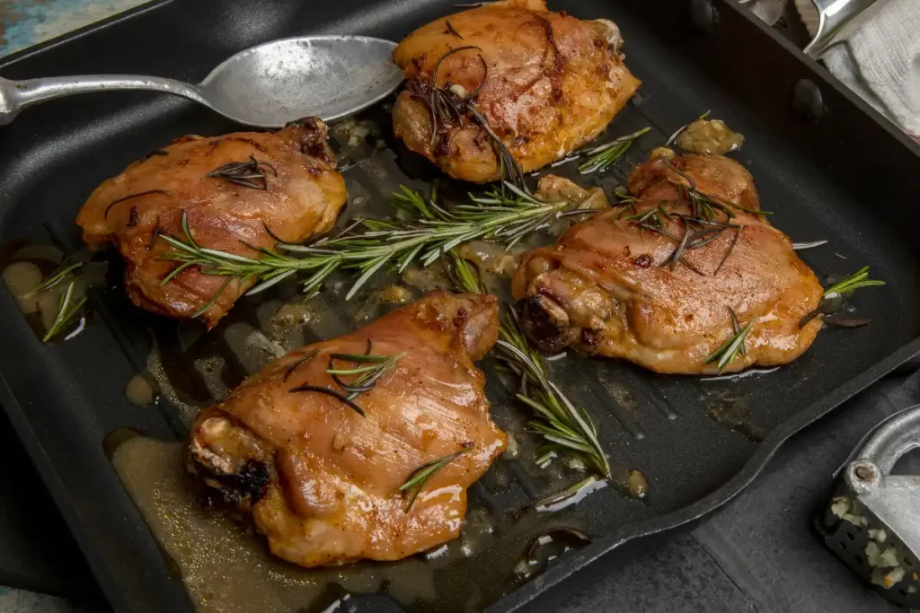 Descubra o segredo para preparar coxas de frango assadas, resultando em uma carne suculenta e crocante. Aprenda com os chefs de cozinha os truques essenciais e os acompanhamentos perfeitos para tornar sua refeição inesquecível.