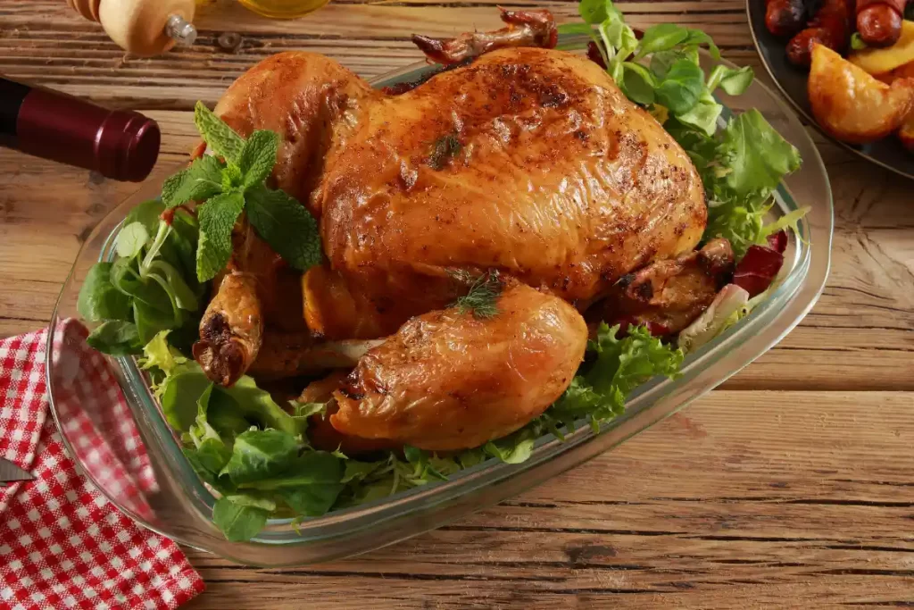 Aprenda a preparar um delicioso frango assado, desvendando os segredos para torná-lo suculento e com a pele crocante. Explore os melhores acompanhamentos para essa receita e descubra seus benefícios nutricionais.