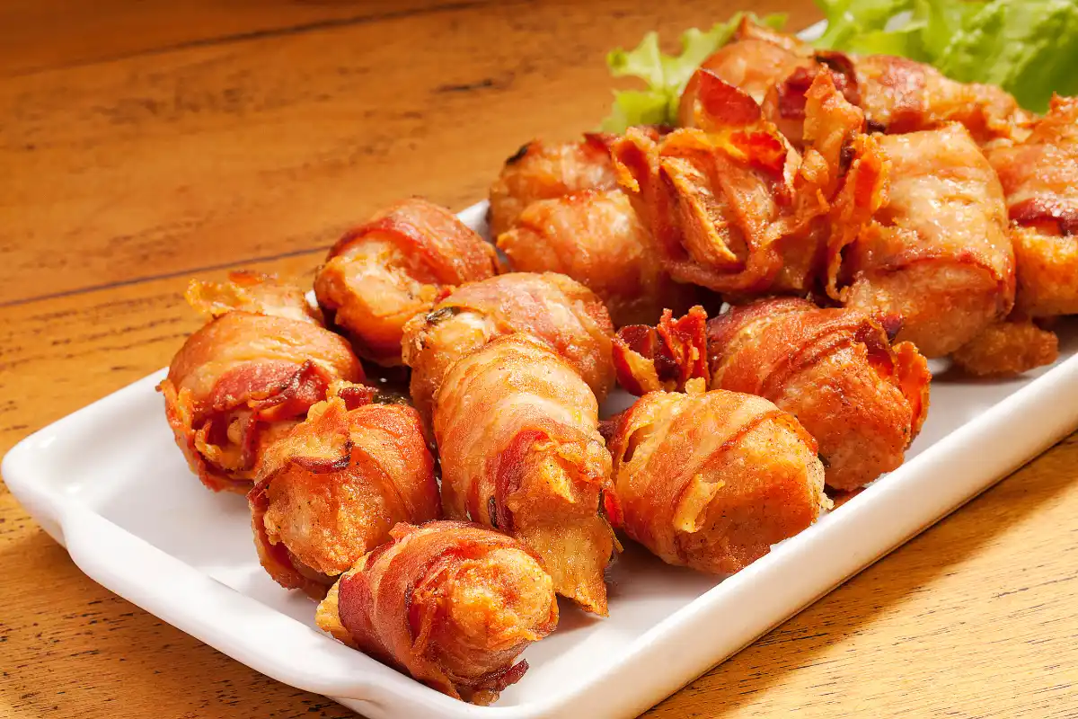 Descubra o segredo por trás da receita irresistível de medalhão de frango com bacon. Explore maneiras criativas de elevar o sabor e a crocância desse prato clássico. Além disso, conheça os molhos que harmonizam perfeitamente com o medalhão de frango com bacon. 