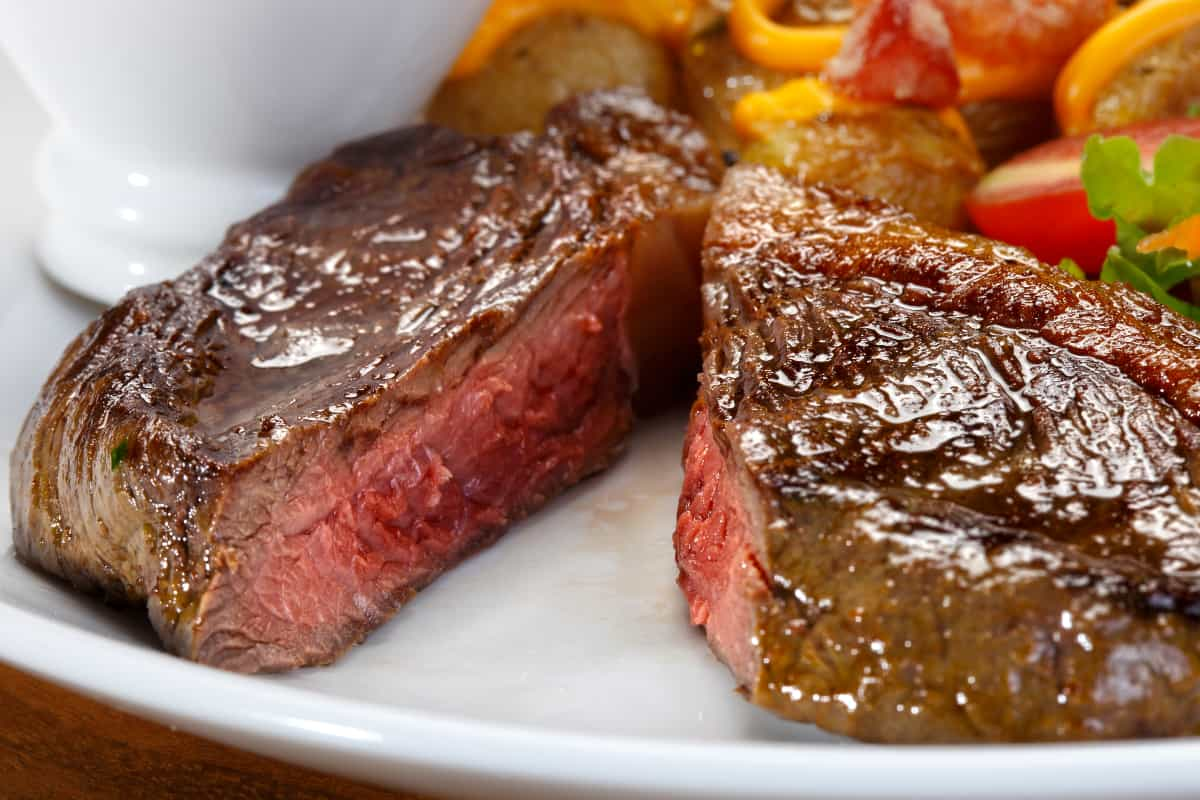 Aprenda como fazer uma deliciosa picanha no forno. Descubra os passos cruciais que vão deixar a sua picanha no forno simplesmente desmanchando na boca.