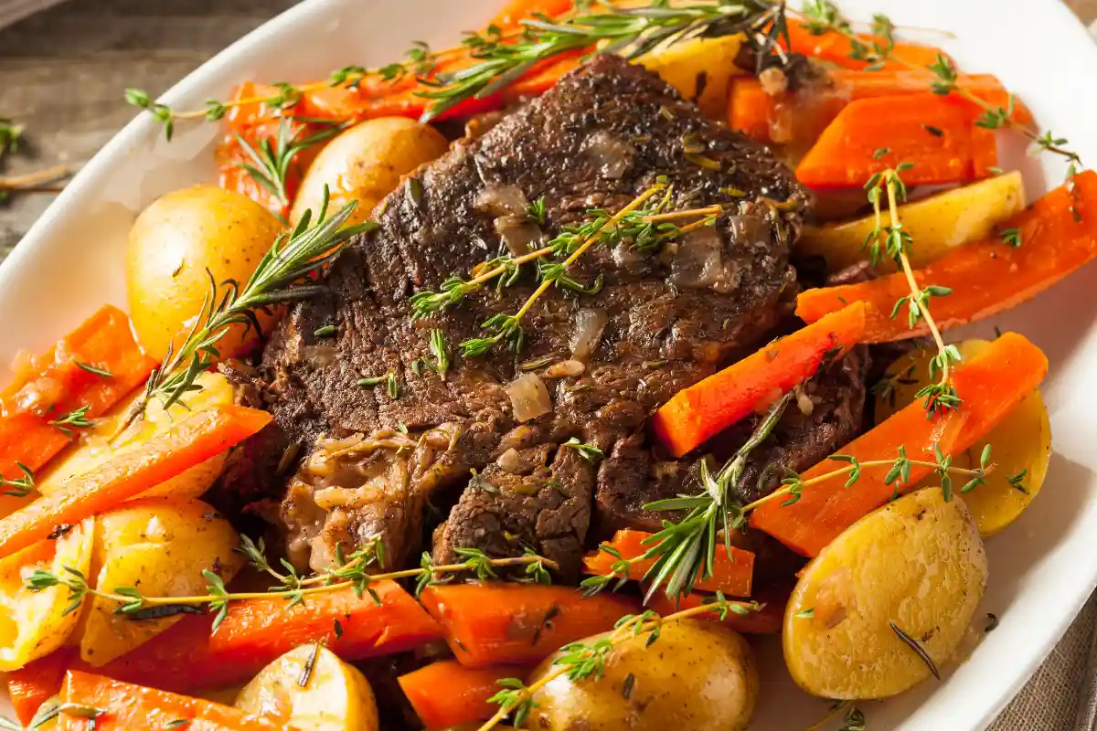 Aprenda como fazer bife na panela de pressão, um prato suculento e rápido de preparar. A receita de bife na panela de pressão é perfeito para um almoço ou jantar em família.