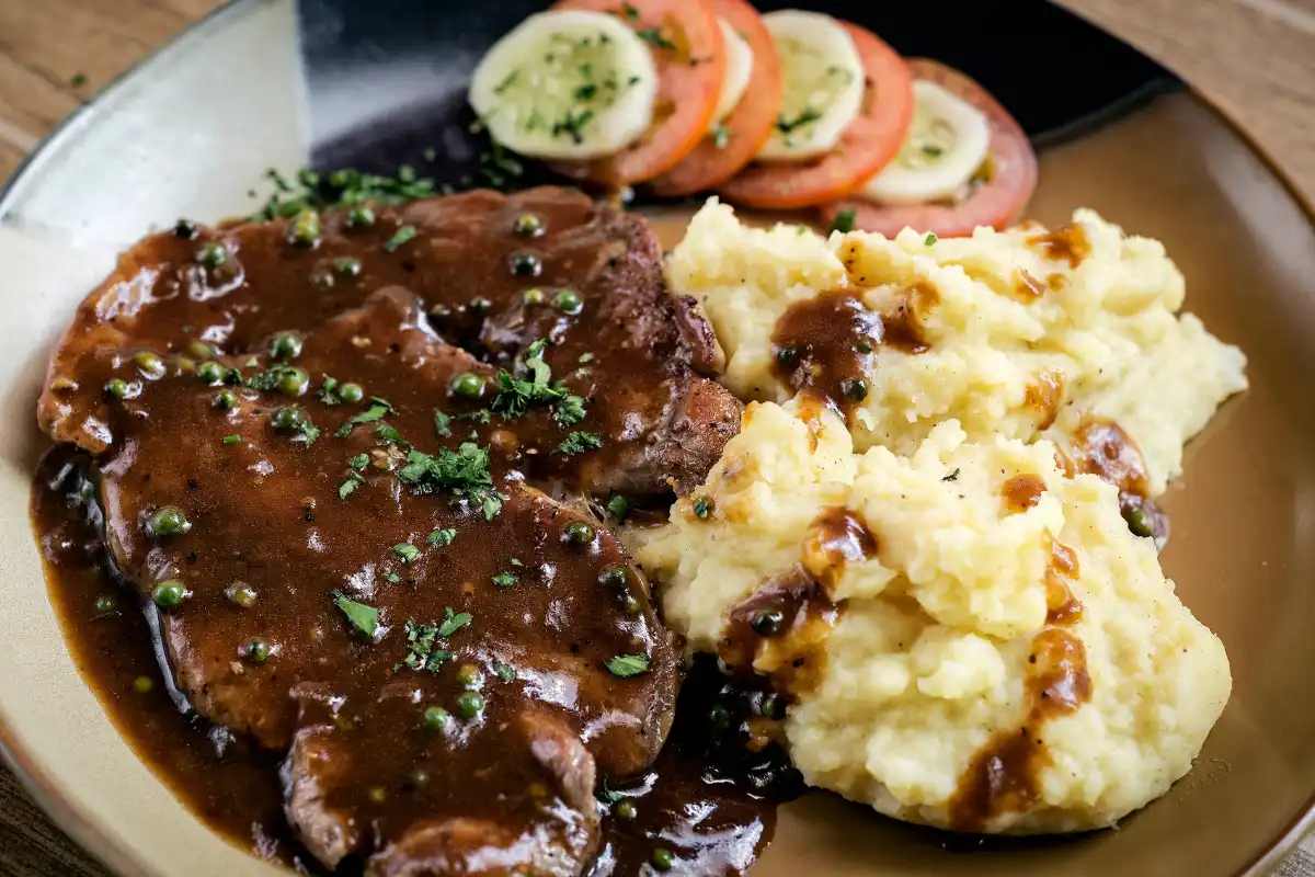 Aprenda como fazer um irresistível bife ao molho madeira. Descubra os segredos essenciais revelados pelos maiores chefs de cozinha para garantir que seu bife ao molho madeira fique suculento e mergulhado em um molho rico e encorpado.