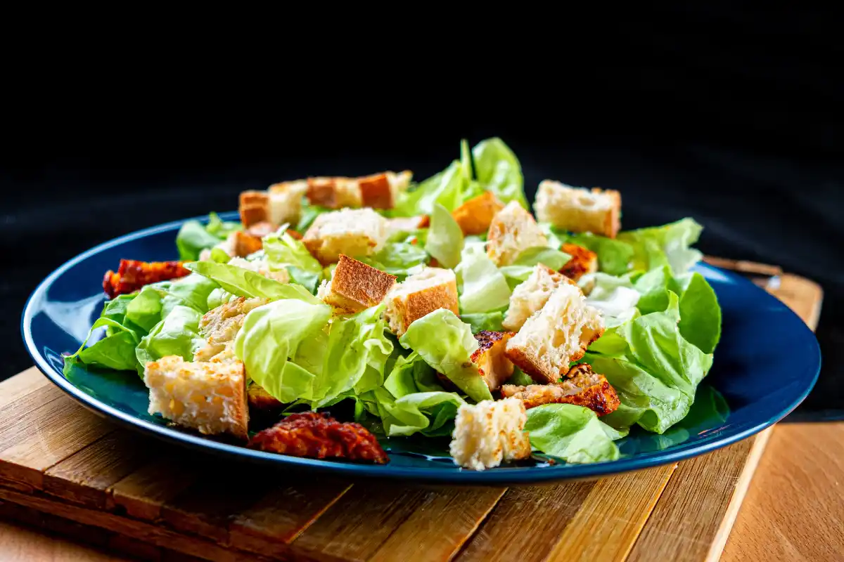 Descubra os segredos por trás da clássica Salada Caesar. Desvende os motivos que tornam essa receita tão amada na gastronomia, além de explorar seus benefícios e valor nutricional.