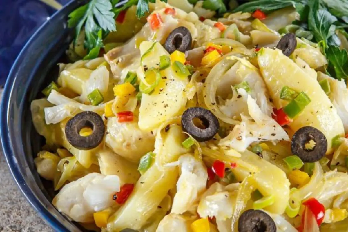 Aprenda a preparar a clássica e saborosa salada de bacalhau com batata em apenas 7 passos. Explore os benefícios nutricionais, curiosidades e história por trás desse prato icônico.