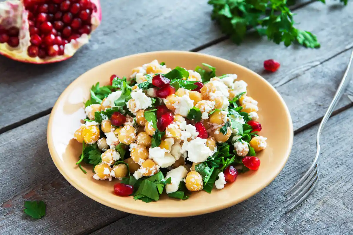 
Descubra os segredos para preparar uma salada de grão de bico irresistível, com dicas dos melhores chefs de cozinha. Além disso, conheça os benefícios e valores nutricionais desse prato.