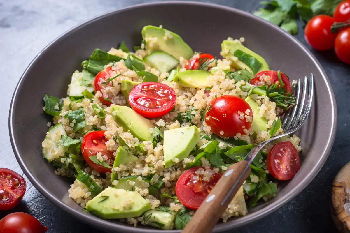 Aprenda a fazer uma deliciosa salada de quinoa com legumes e descubra por que este prato deveria ser uma parte essencial do seu cardápio diário. Conheça seus benefícios e as melhores ocasiões para saborear essa receita irresistível.