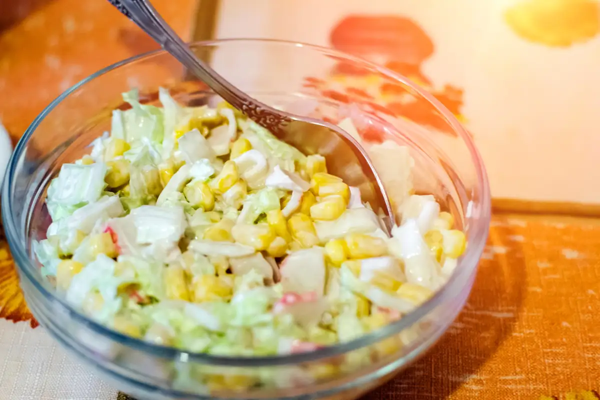 Aprenda a preparar uma deliciosa salada de repolho com maionese. Descubra 7 segredos essenciais que vão aprimorar ainda mais o sabor e a textura do prato. Além disso, conheça os benefícios nutricionais dessa receita e os acompanhamentos que a complementam perfeitamente.