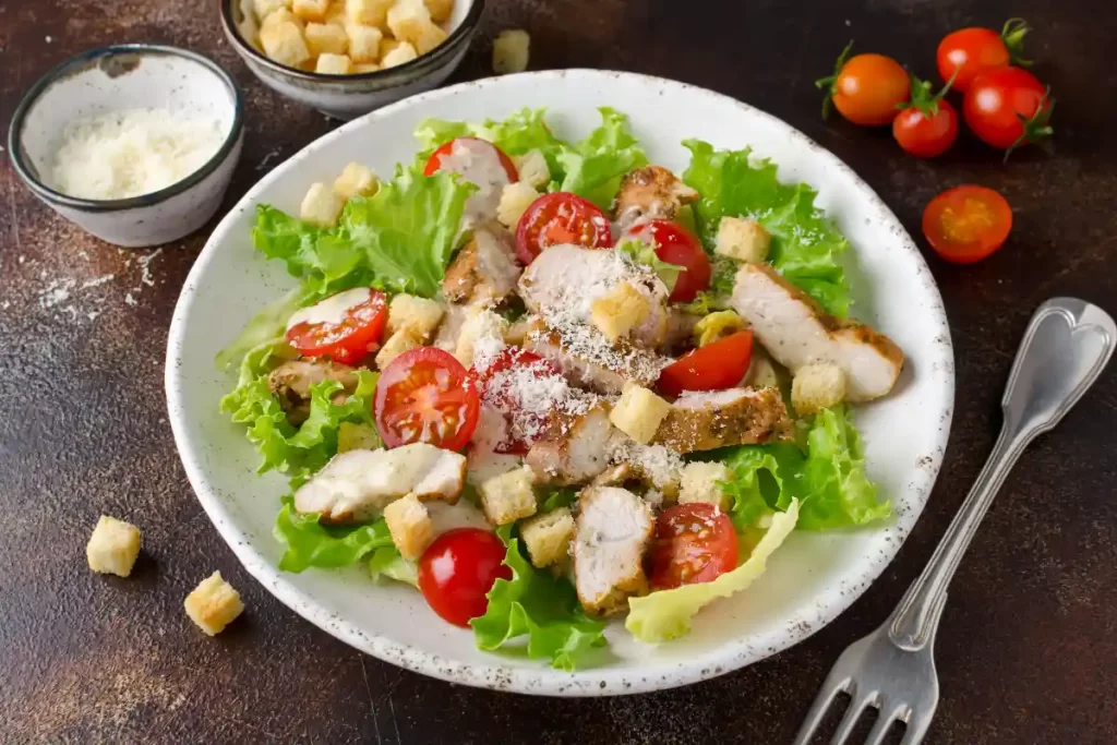 Descubra os segredos por trás da clássica Salada Caesar. Desvende os motivos que tornam essa receita tão amada na gastronomia, além de explorar seus benefícios e valor nutricional.