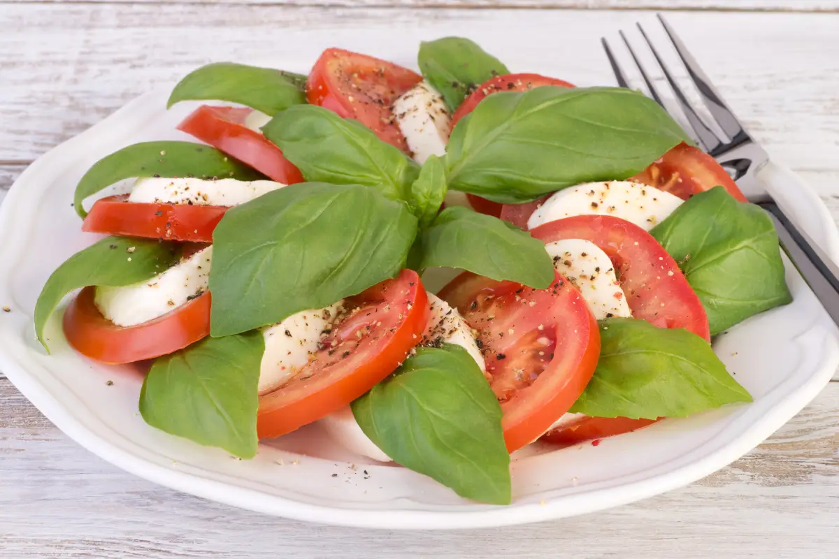 Aprenda a preparar a clássica salada Caprese, um ícone da culinária italiana que conquistou paladares ao redor do mundo com sua simplicidade e sabor incomparáveis. Explore 6 maneiras criativas de montar esta delícia, descubra seus benefícios nutricionais e os acompanhamentos que melhor combinam com a receita.