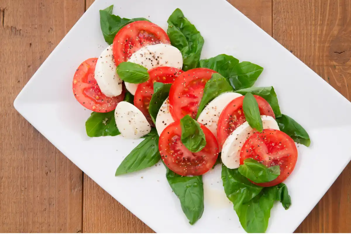 Aprenda a preparar a clássica salada Caprese, um ícone da culinária italiana que conquistou paladares ao redor do mundo com sua simplicidade e sabor incomparáveis. Explore 6 maneiras criativas de montar esta delícia, descubra seus benefícios nutricionais e os acompanhamentos que melhor combinam com a receita.