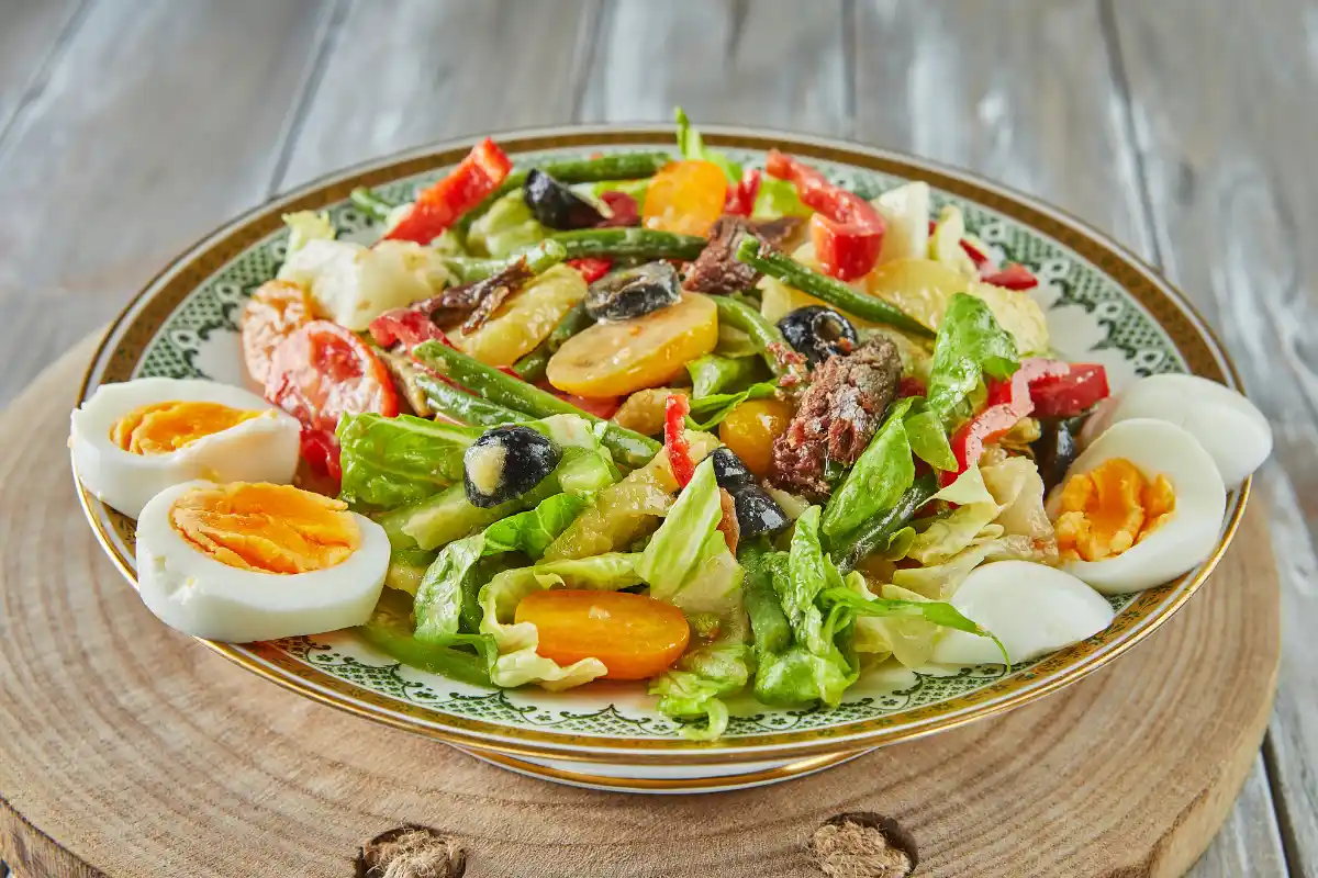 Aprenda a fazer uma salada colorida de atum com legumes equilibrada e saborosa, com cinco variações que destacam seus benefícios nutricionais. Descubra os acompanhamentos ideais para uma refeição completa e saudável.