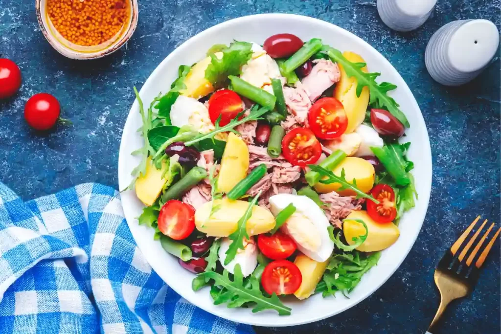 Aprenda a fazer uma salada colorida de atum com legumes equilibrada e saborosa, com cinco variações que destacam seus benefícios nutricionais. Descubra os acompanhamentos ideais para uma refeição completa e saudável.