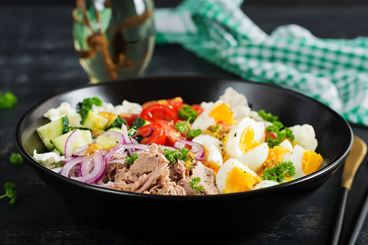 Aprenda a fazer uma salada colorida de atum com legumes equilibrada e saborosa, com cinco variações que destacam seus benefícios nutricionais. Descubra os acompanhamentos ideais para uma refeição completa e saudável.