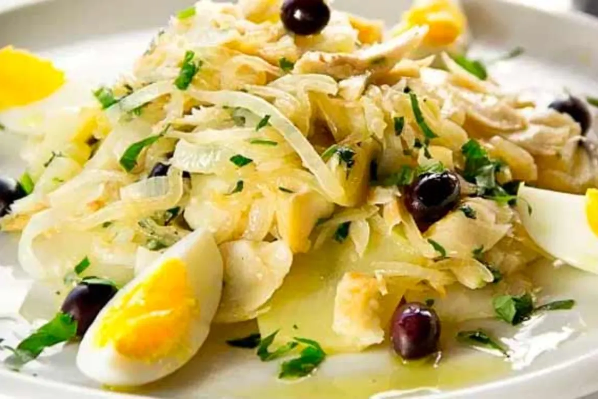 Aprenda a preparar a clássica e saborosa salada de bacalhau com batata em apenas 7 passos. Explore os benefícios nutricionais, curiosidades e história por trás desse prato icônico.