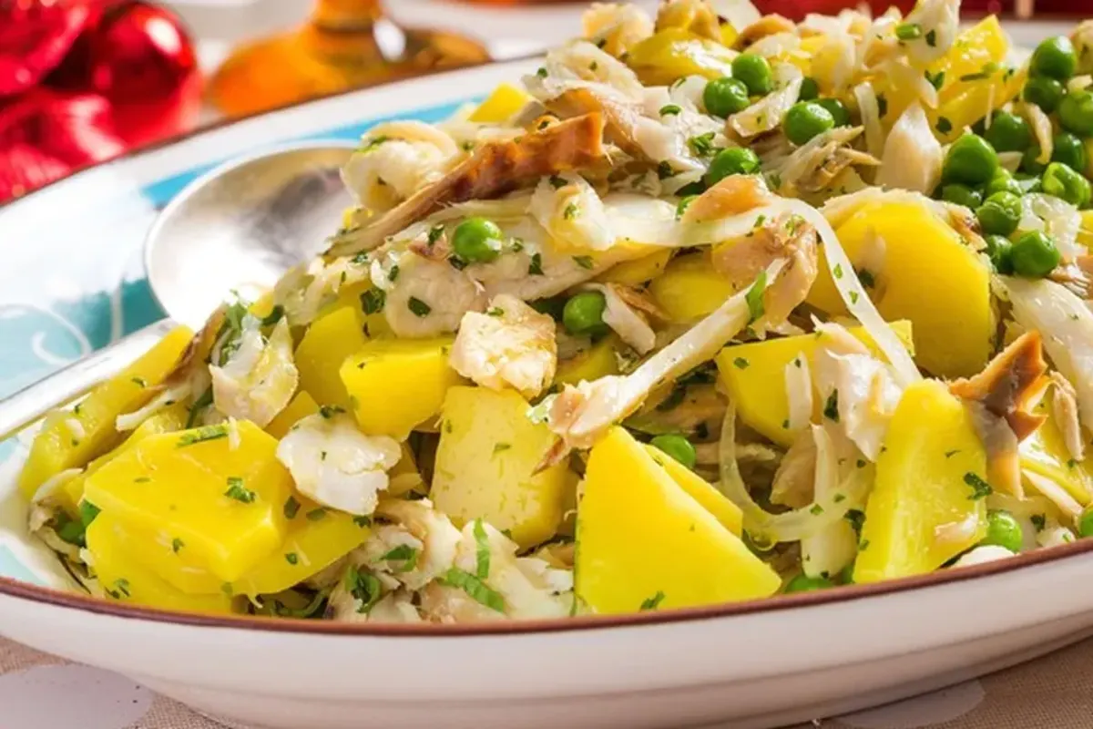 Aprenda a preparar a clássica e saborosa salada de bacalhau com batata em apenas 7 passos. Explore os benefícios nutricionais, curiosidades e história por trás desse prato icônico.