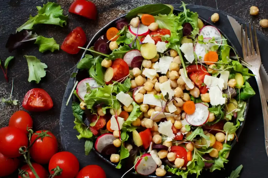 Descubra os segredos para preparar uma salada de grão de bico irresistível, com dicas dos melhores chefs de cozinha. Além disso, conheça os benefícios e valores nutricionais desse prato.