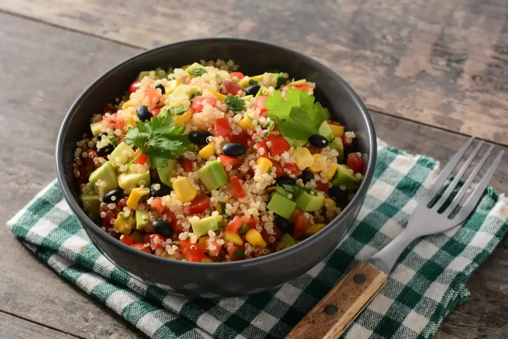 Aprenda a fazer uma deliciosa salada de quinoa com legumes e descubra por que este prato deveria ser uma parte essencial do seu cardápio diário. Conheça seus benefícios e as melhores ocasiões para saborear essa receita irresistível.