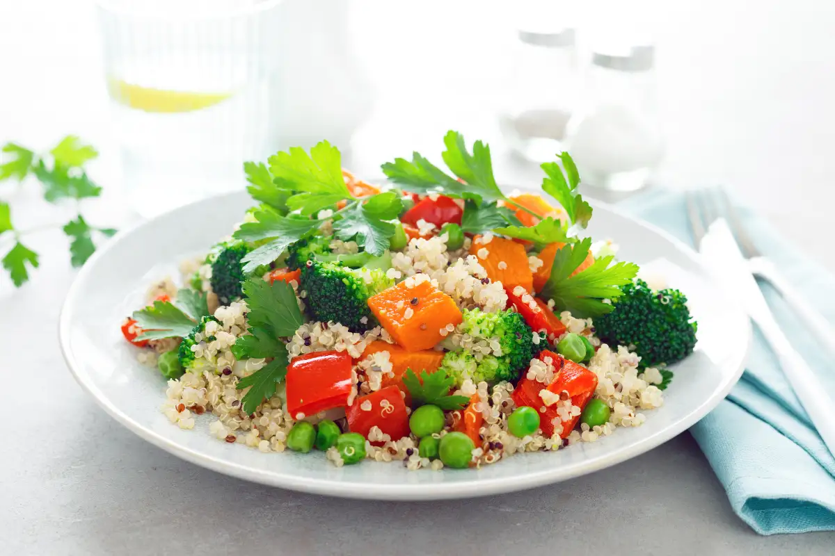 Aprenda a fazer uma deliciosa salada de quinoa com legumes e descubra por que este prato deveria ser uma parte essencial do seu cardápio diário. Conheça seus benefícios e as melhores ocasiões para saborear essa receita irresistível.