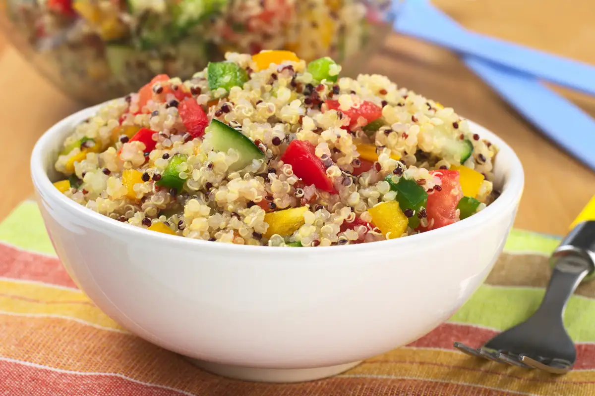 Aprenda a fazer uma deliciosa salada de quinoa com legumes e descubra por que este prato deveria ser uma parte essencial do seu cardápio diário. Conheça seus benefícios e as melhores ocasiões para saborear essa receita irresistível.