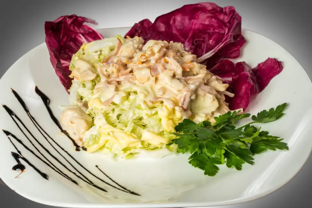 Aprenda a preparar uma deliciosa salada de repolho com maionese. Descubra 7 segredos essenciais que vão aprimorar ainda mais o sabor e a textura do prato. Além disso, conheça os benefícios nutricionais dessa receita e os acompanhamentos que a complementam perfeitamente.