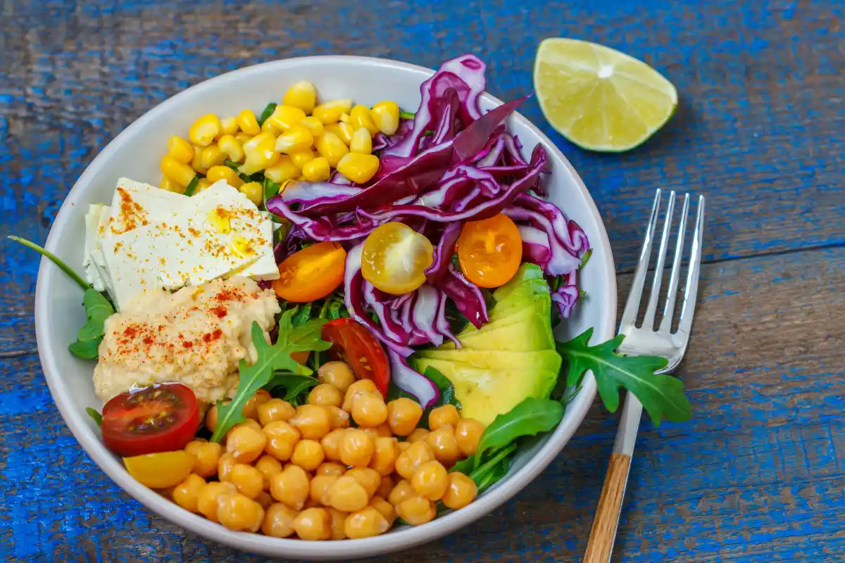 Aprenda a preparar uma deliciosa salada de soja de maneiras variadas. Descubra nove métodos de preparo, além de explorar seus benefícios nutricionais e os acompanhamentos ideais para este prato.