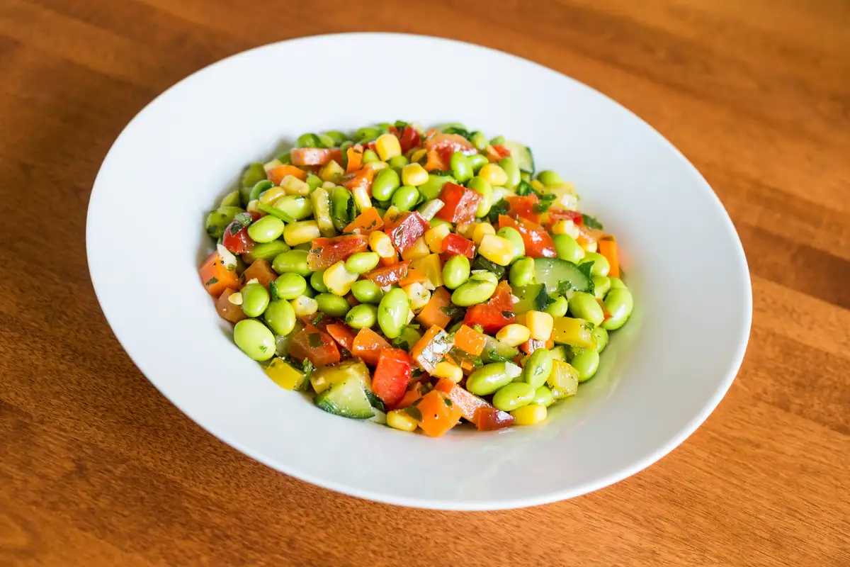 Aprenda a preparar uma deliciosa salada de soja de maneiras variadas. Descubra nove métodos de preparo, além de explorar seus benefícios nutricionais e os acompanhamentos ideais para este prato.