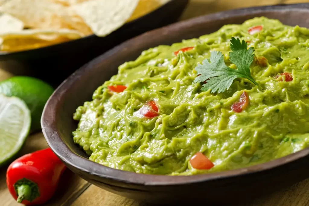 Conheça a receita perfeita de guacamole e descubra os segredos para prepará-la de forma irresistível. Aprenda formas criativas de servir sua guacamole além dos nachos e surpreenda seus convidados.