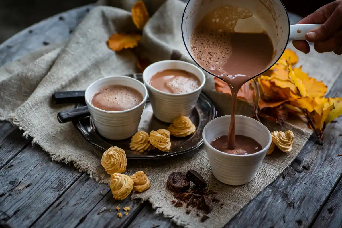 Aprenda a fazer uma deliciosa receita de chocolate quente cremoso sem amido de milho em 5 passos simples. Descubra também uma versão vegana e se delicie com essa bebida reconfortante.