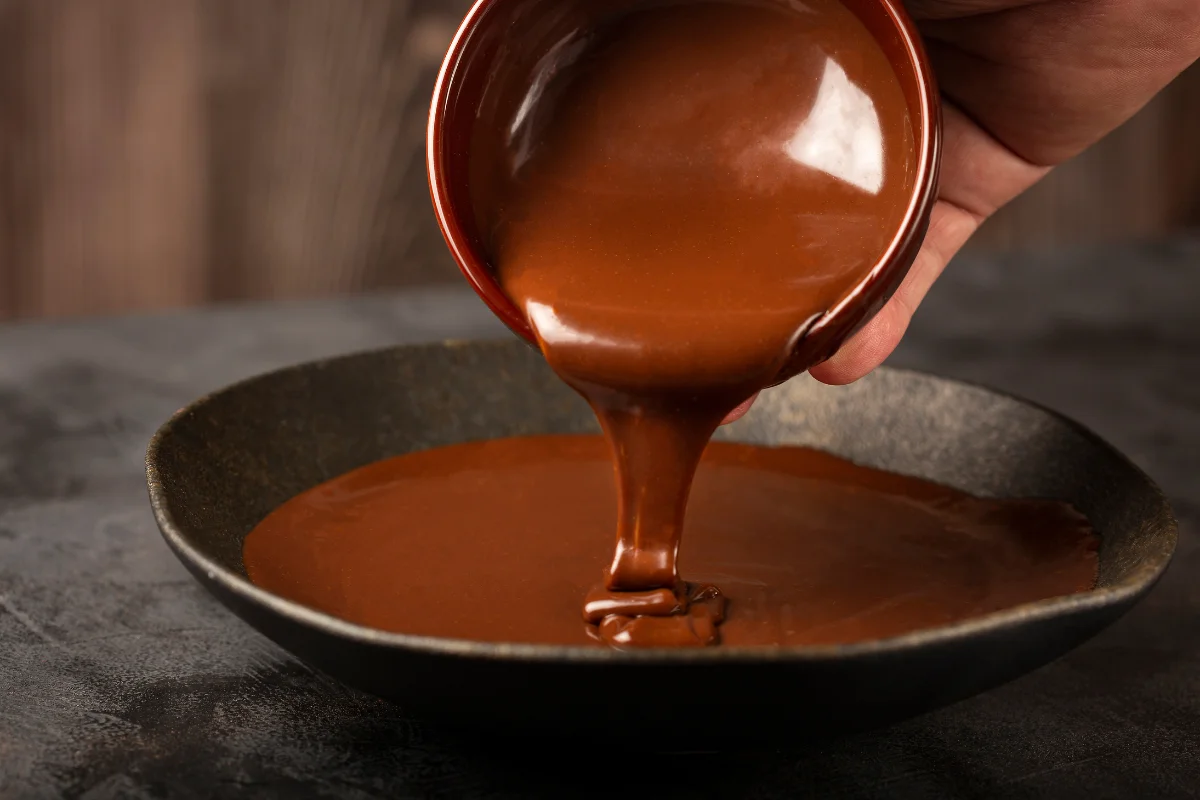 Aprenda a fazer uma deliciosa receita de chocolate quente cremoso sem amido de milho em 5 passos simples. Descubra também uma versão vegana e se delicie com essa bebida reconfortante.