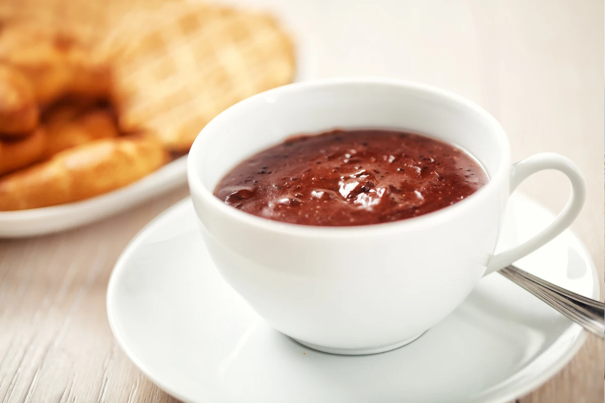 Aprenda a fazer uma deliciosa receita de chocolate quente cremoso sem amido de milho em 5 passos simples. Descubra também uma versão vegana e se delicie com essa bebida reconfortante.