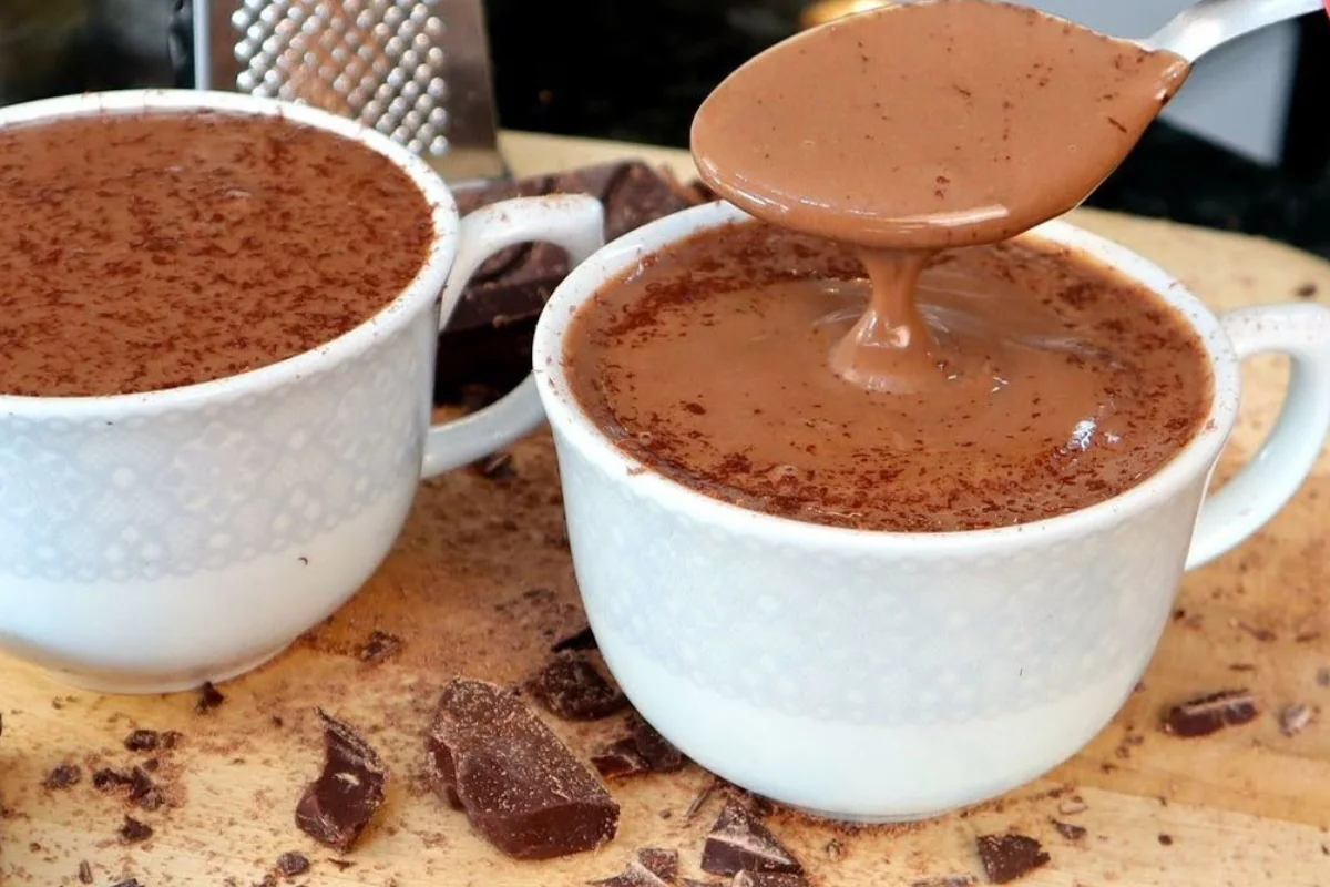 Aprenda a fazer uma deliciosa receita de chocolate quente cremoso sem amido de milho em 5 passos simples. Descubra também uma versão vegana e se delicie com essa bebida reconfortante.