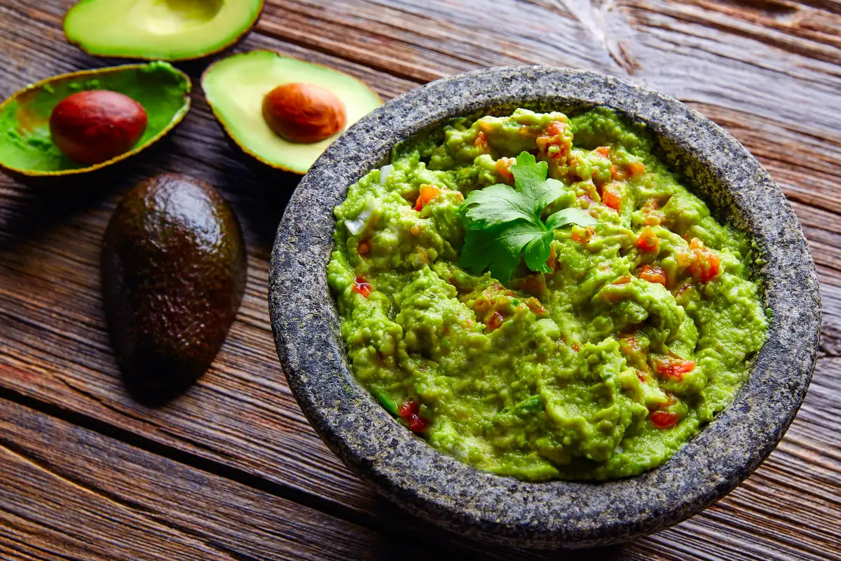 Conheça a receita perfeita de guacamole e descubra os segredos para prepará-la de forma irresistível. Aprenda formas criativas de servir sua guacamole além dos nachos e surpreenda seus convidados.