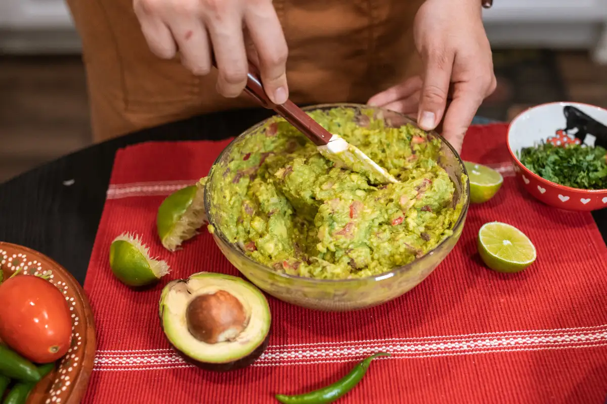 Conheça a receita perfeita de guacamole e descubra os segredos para prepará-la de forma irresistível. Aprenda formas criativas de servir sua guacamole além dos nachos e surpreenda seus convidados.