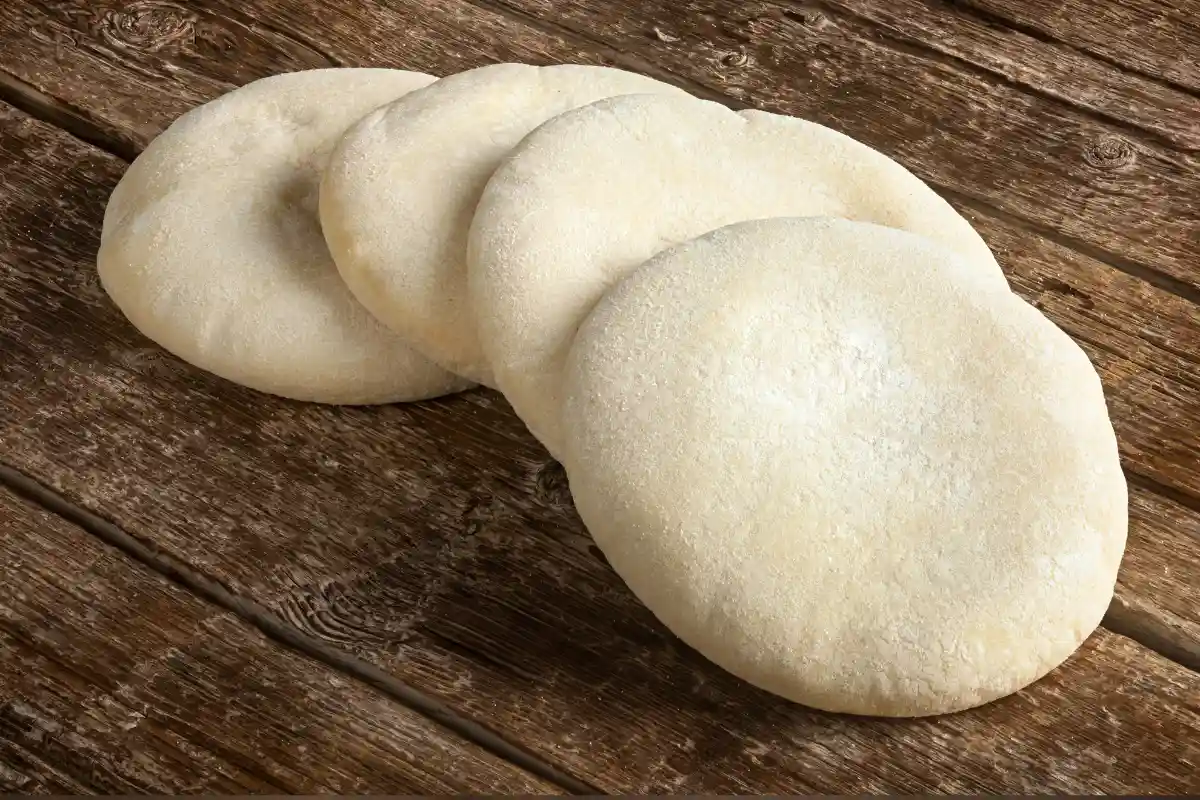 Aprenda a preparar pão de frigideira que fica pronto em 10 minutos. Conheça o delicioso recheio de frango e explore outras variações irresistíveis para deixar seu pão de frigideira ainda mais saboroso.