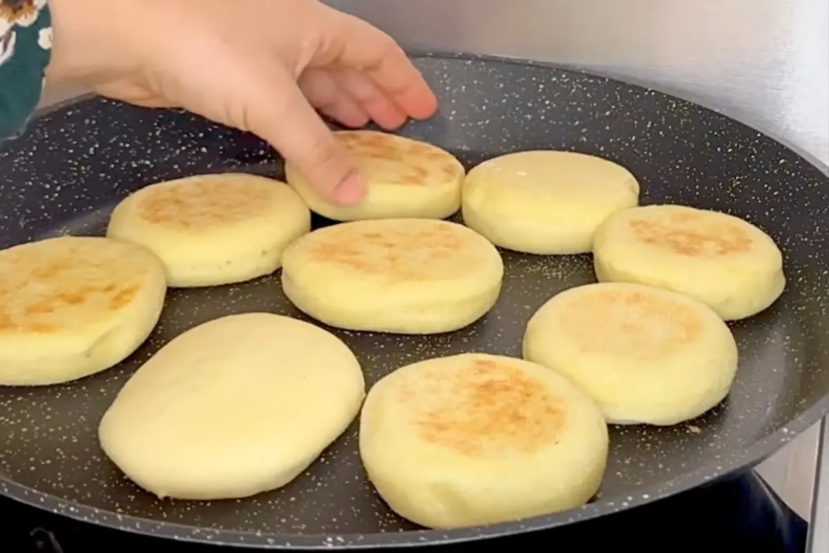 Aprenda a preparar pão de frigideira que fica pronto em 10 minutos. Conheça o delicioso recheio de frango e explore outras variações irresistíveis para deixar seu pão de frigideira ainda mais saboroso.