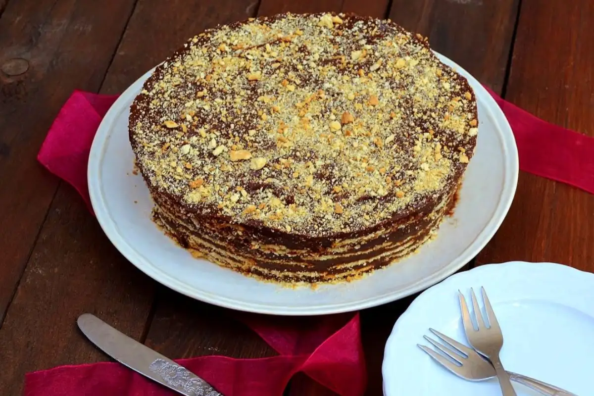 Aprenda a fazer o famoso bolo de chocolate sem forno, que está conquistando o mundo. Adapte a receita com ingredientes veganos e descubra 5 dicas essenciais para tornar esse bolo irresistível e o mais pedido entre seus amigos e familiares.