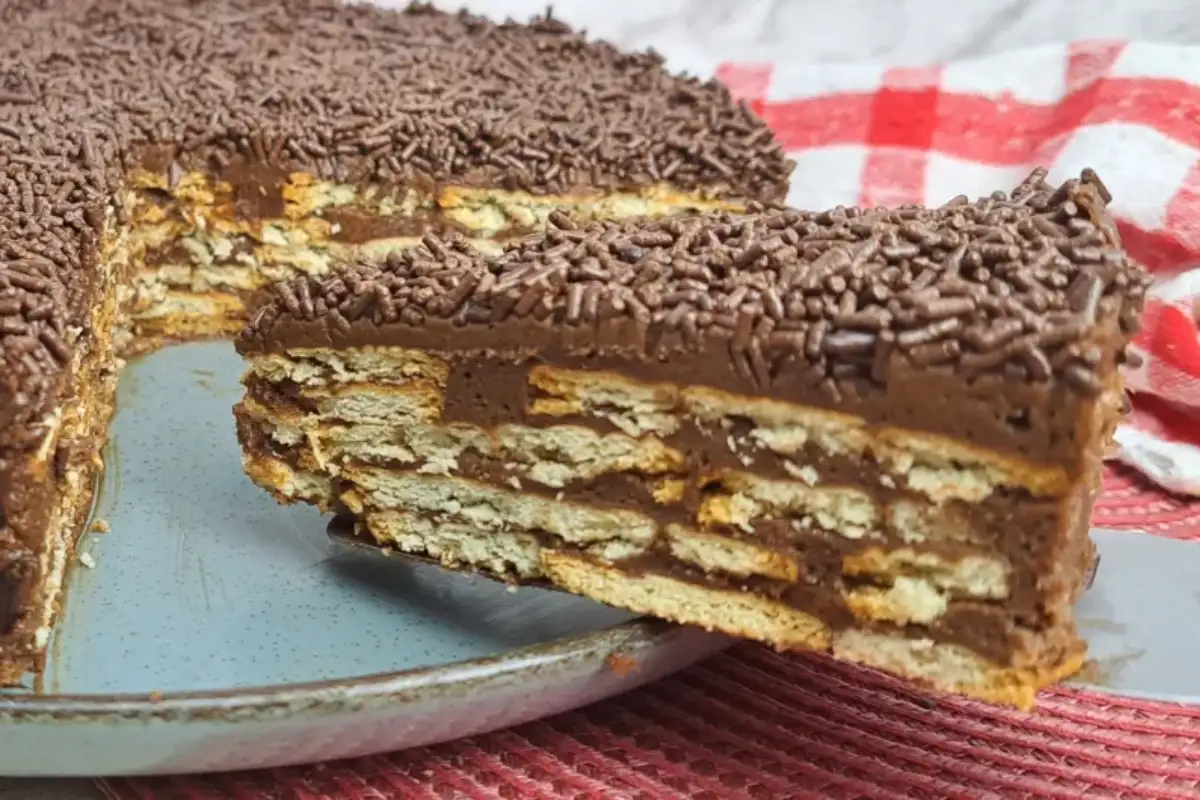 Aprenda a fazer o famoso bolo de chocolate sem forno, que está conquistando o mundo. Adapte a receita com ingredientes veganos e descubra 5 dicas essenciais para tornar esse bolo irresistível e o mais pedido entre seus amigos e familiares.