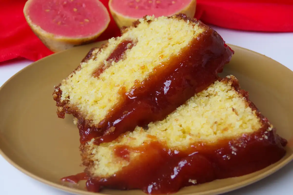 Aprenda a receita do bolo de mandioca com goiabada e descubra os 10 passos revelados por chefs de cozinha para deixar seu bolo ainda mais fofo e macio.