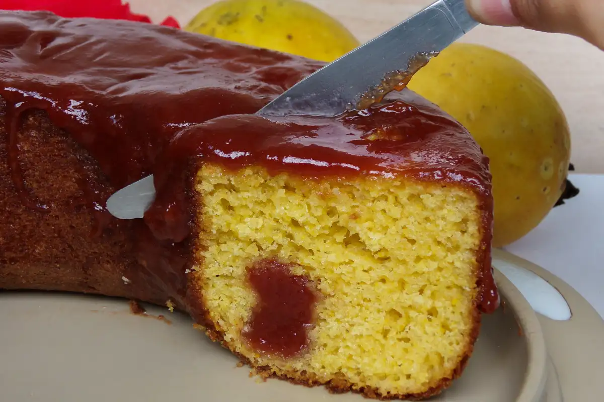 Aprenda a receita do bolo de mandioca com goiabada e descubra os 10 passos revelados por chefs de cozinha para deixar seu bolo ainda mais fofo e macio.