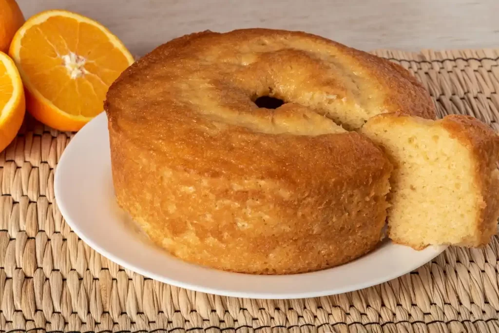 Aprenda a preparar o clássico bolo de laranja em 5 etapas simples. Esse bolo irresistível encanta a família e traz o sabor nostálgico da infância. Com uma cobertura cítrica deliciosa, o bolo fica ainda mais molhadinho e saboroso, perfeito para qualquer ocasião.